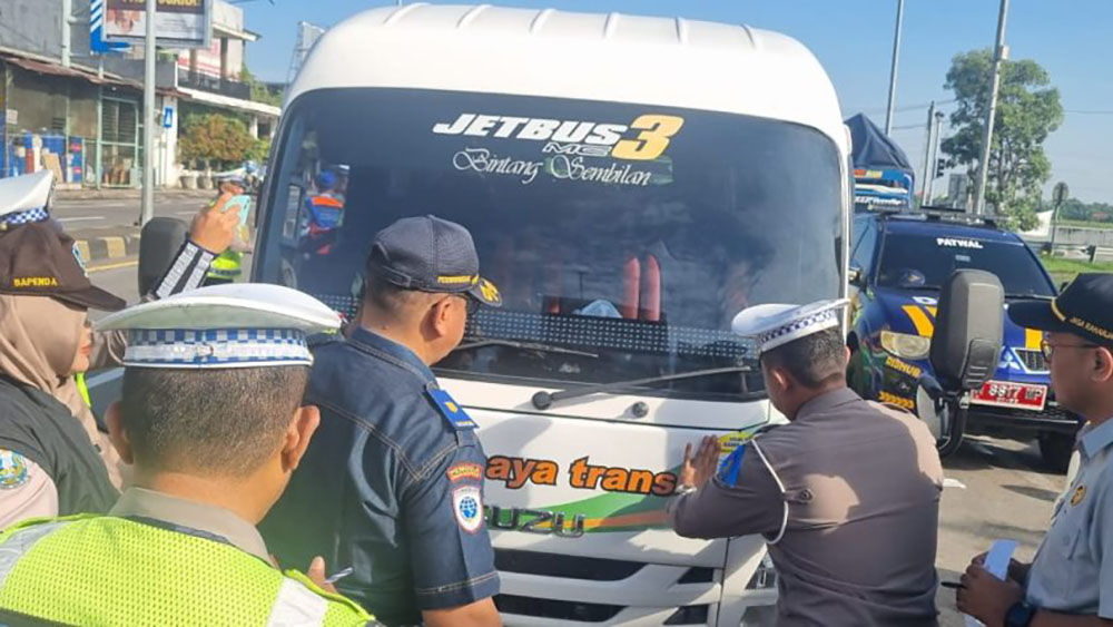 Dishub Kabupaten Probolinggo menggelar ramp check di Exit Tol Probolinggo Timur untuk memastikan kendaraan laik jalan jelang arus mudik.