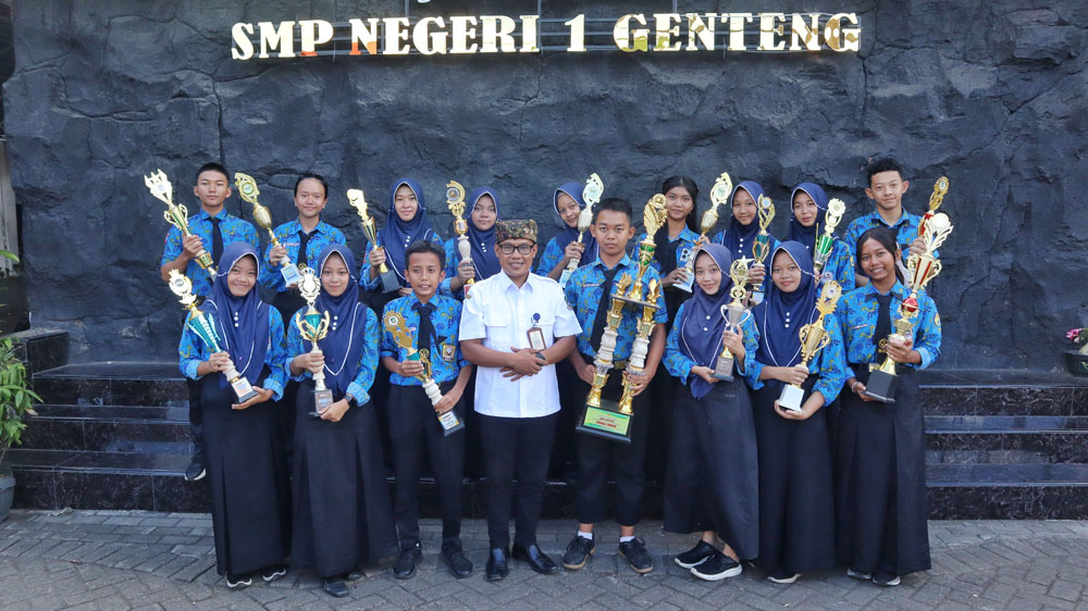 PRESTASI: Kepala SMPN 1 Genteng, Ali Mustofa, S.Pd., M.Pd., bersama sejumlah siswanya yang berprestasi, Rabu (4/2).