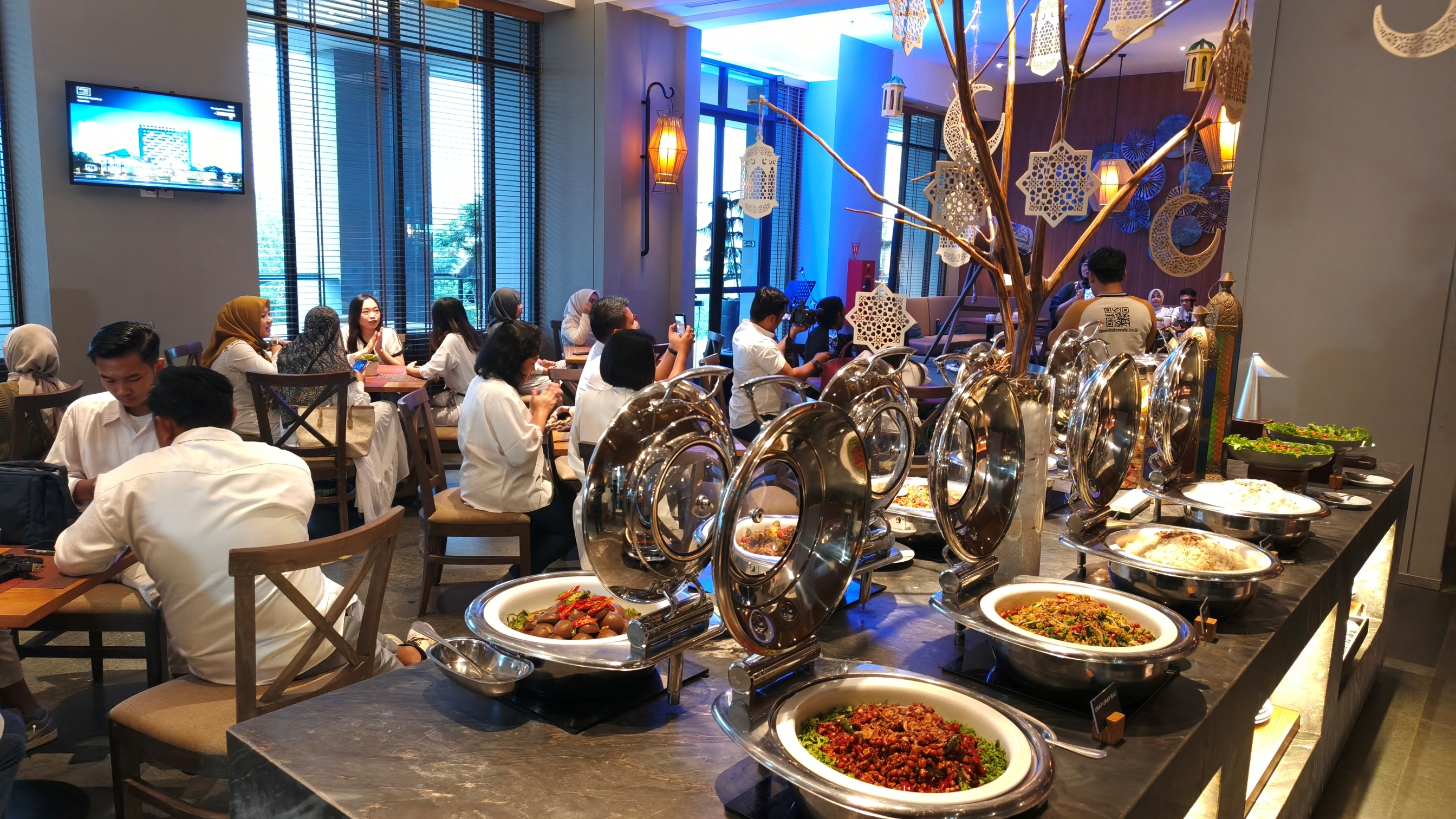 MOMEN SPESIAL: Tamu menikmati ragam kuliner Nusantara pada event Sajadah Vol 3 di Kokoon Hotel Banyuwangi, Kamis (5/2).