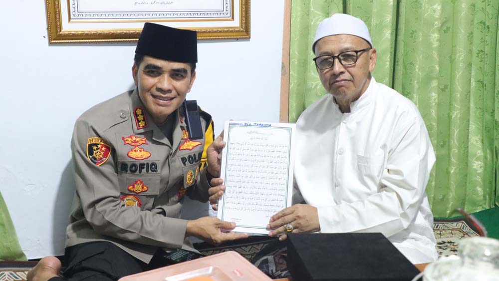 Kapolresta Kombespol Rofiq menerima lembaran doa tarawih dari ketua MUI KH Muhaimin Asymuni di Pesantren Mambaul Hikam, Labanasem, Kecamatan Kabat, Kamis (5/2).