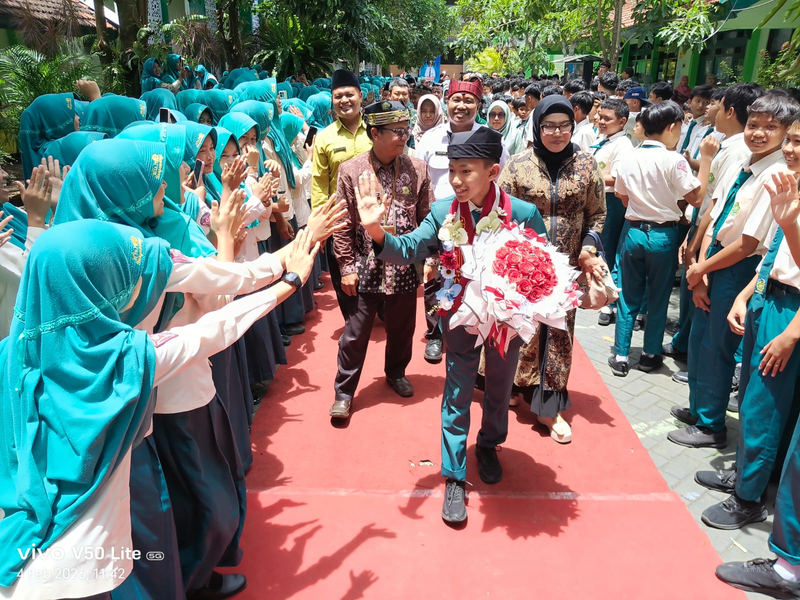 1.	DISAMBUT : Ina Ammania dari komisi VIII DPR RI menyempatkan diri menyambut Akmal Hakim Atifuddin di MTsN 3 Banyuwangi