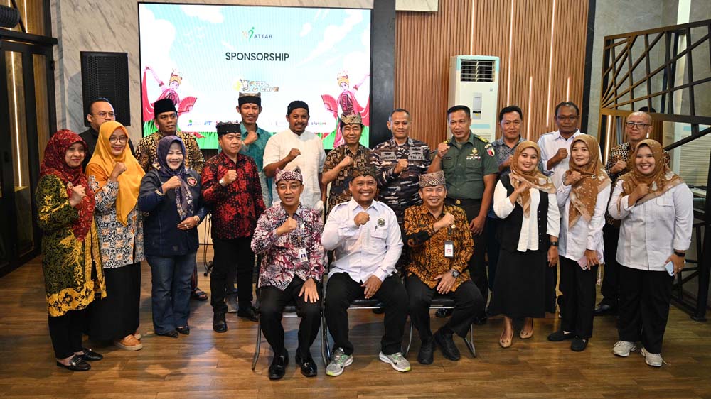 Setyo Ponco Utomo duduk diapit Plt Kadisbudpar Hartono dan Plt Kadishub I Komang Sudira Atmaja usai dilantik sebagai Ketua ATTAB di BJ Resto and Caf&eacute; Giri, Kamis (5/2).