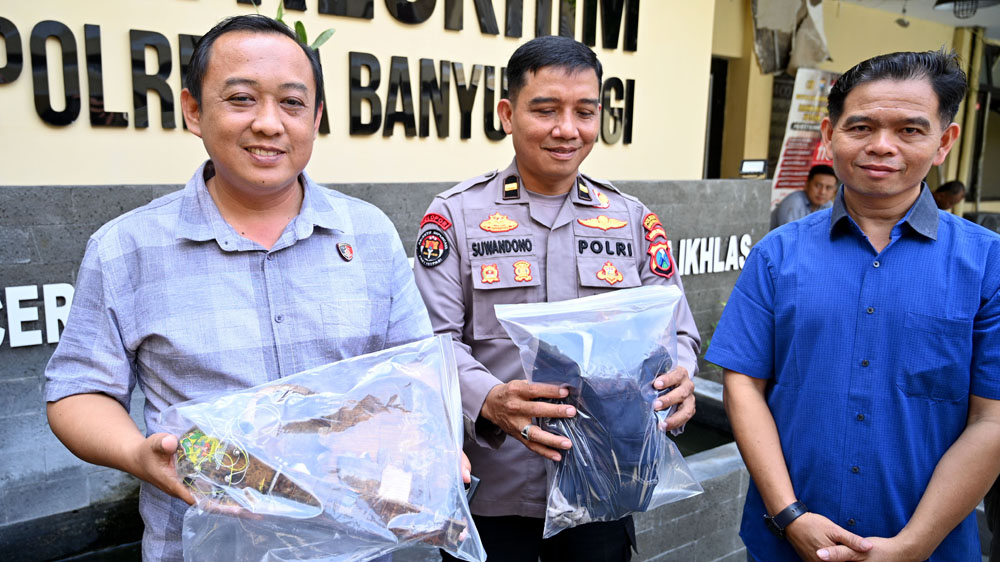 Wakasatreskrim AKP Didik Hariyono didampingi Kasi Humas Ipda Suwandono dan Kanit Pidum Ipda Wijoyo menunjukkan barang bukti ukulele dan jaket milik pelaku pengeroyokan, Jumat (6/2).