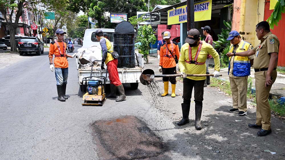Asisten Administrasi Umum Pemkab Banyuwangi Budi Santoso turun langsung mengawal perbaikan jalan rusak di Jalan Kepiting, Kamis (5/2).
