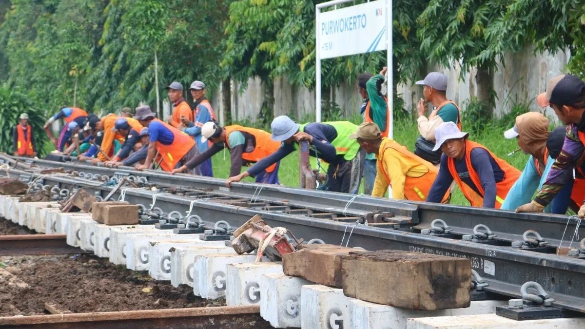 KAI Daop 5 Purwokerto intensifkan perawatan jalur dan ganti rel kereta api.