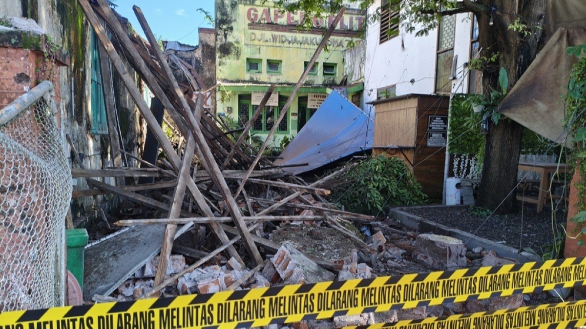 Rumah tua di Kota Blitar roboh usai diguncang gempa Magnitudo 6,2 yang berpusat di perairan Pacitan.