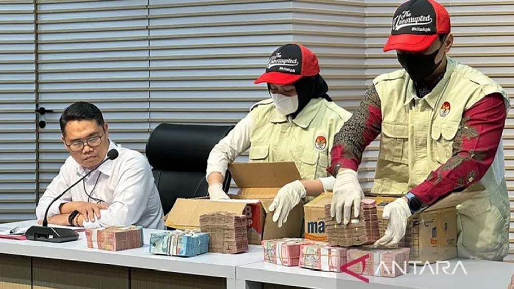 Plt Deputi Penindakan dan Eksekusi KPK Asep Guntur Rahayu (kiri) menampilkan BB kasus dugaan korupsi restitusi pajak di lingkungan KPP Madya Banjarmasin, di Gedung KPK, Jakarta, Kamis (5/2/2026).