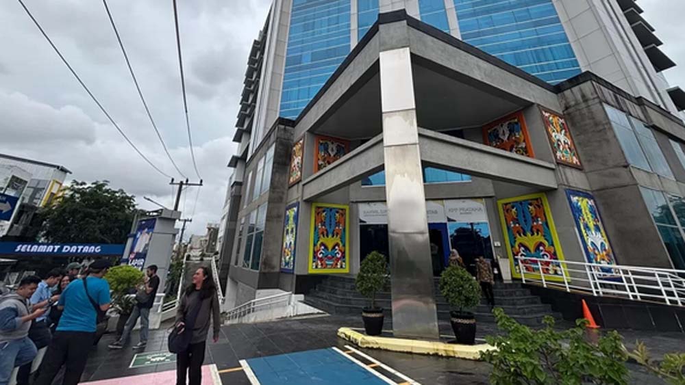 Awak media memenuhi depan kantor KPP Banjarmasin di Jalan Lambung Mangkurat usai OTT KPK.