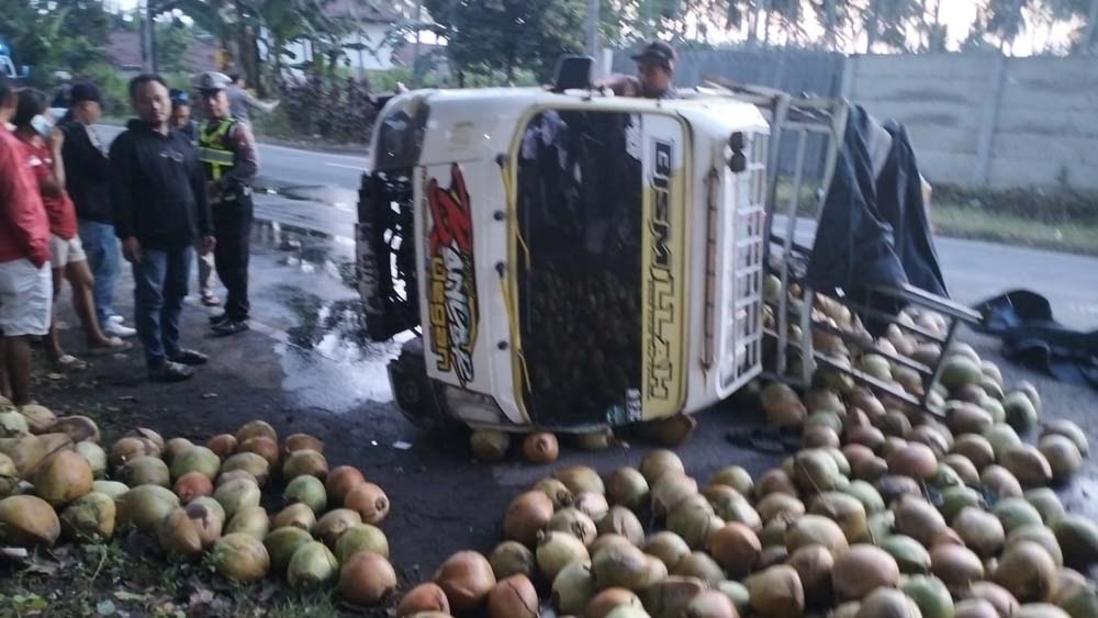 BERSERAKAN: Mobil pikap nopol DK 8371 WF terguling di Jalan Gatot Subroto, tepatnya di depan Wisma Lingkar, Kelurahan Bulusan, Banyuwangi, Kamis (5/2).
