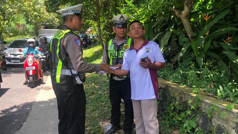 Anggota Lantas Polsek Rogojampi memintai keterangan saksi di sekitar Jembatan Sasak Tambong, Desa/Kecamatan Kabat, Jumat (6/1).