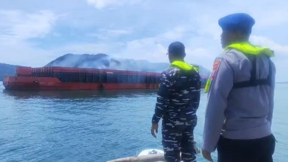 CEK KONDISI TONGKANG: Personel Satpolairud dan TNI AL berpatroli di dekat kapal tongkang membawa batubara di perairan Muncar.