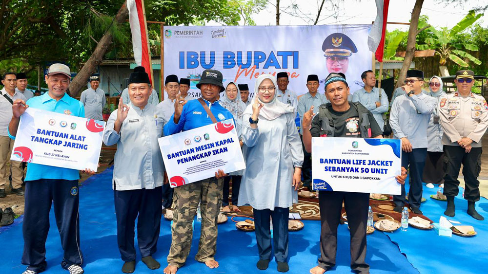 Pemkab Banyuwangi menyalurkan mesin kapal, jaring, dan life jacket untuk nelayan Blimbingsari hingga Wongsorejo guna meningkatkan pendapatan dan keselamatan.