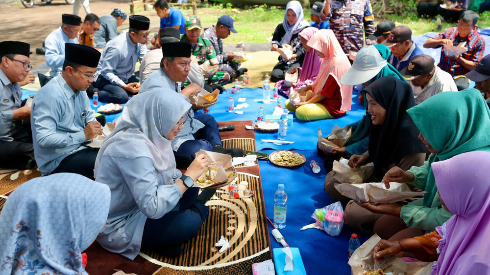 Bupati Banyuwangi Ipuk Fiestiandani berdialog dengan nelayan di Pantai Indah Kedunen, menyoroti keselamatan kerja, bantuan kapal, dan pengembangan wisata bahari.