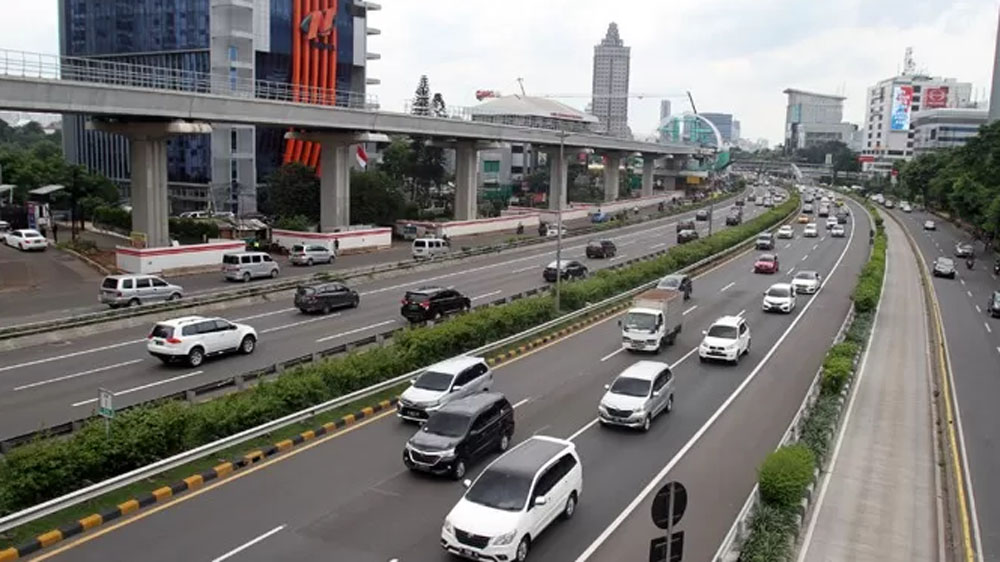ILUSTRASI: Suasana Tol dalam kota di Jalan MT. Haryono, Cawang, Jakarta. Enam ruas jalan tol mengalami penyesuaian tarif secara serentak.