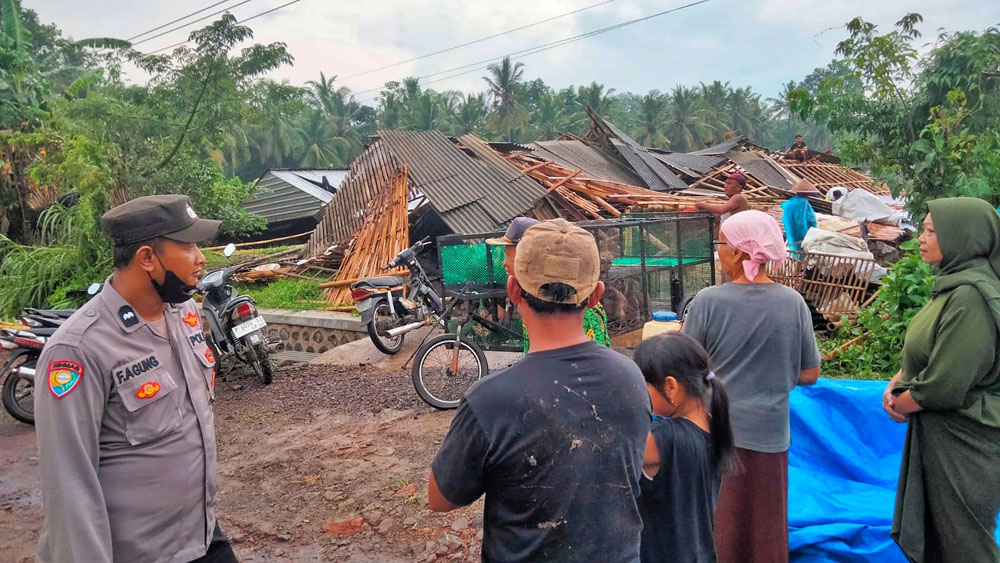 EVAKUASI: Jajaran Forpimka Sempu mendatangi lokasi bencana angin puting beliung di Desa Karangsari, Kecamatan Sempu, Minggu (8/2).
