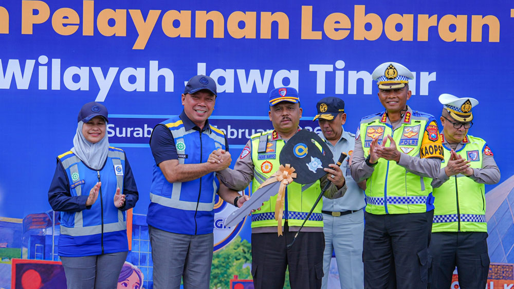 Kakorlantas Polri Irjen Pol Drs. Agus Suryonugroho S.H, M.Hum. menerima secara simbolis 15 unit kendaraan operasional Patroli Jalan Raya (PJR) dari PT Jasa Marga kepada Ditlantas Polda Jawa Timur.