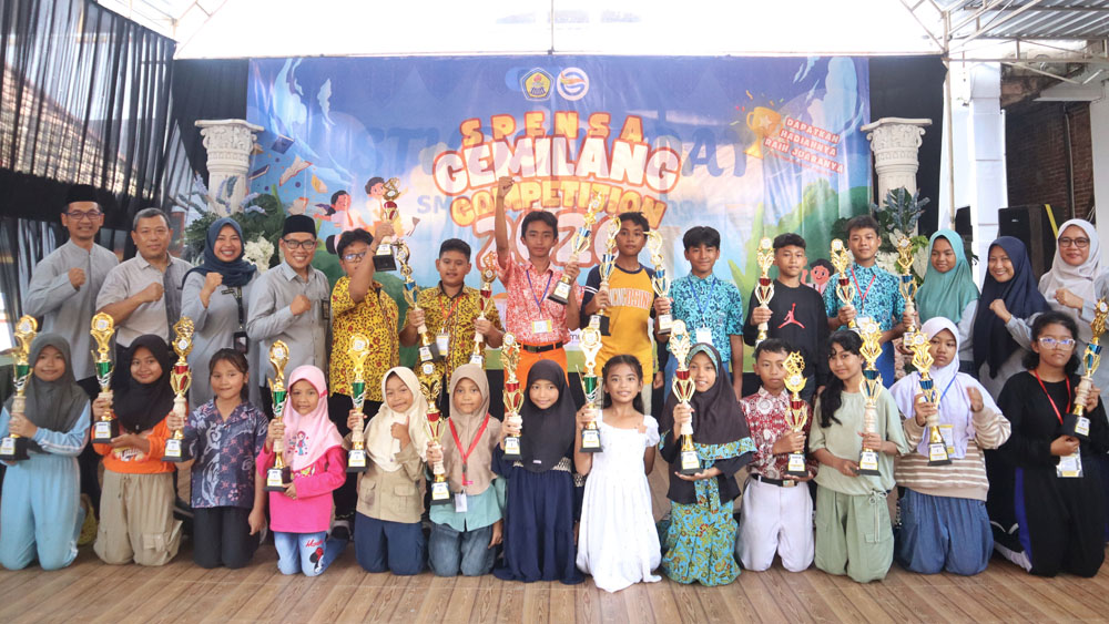 Kepala SMPN 1 Genteng, Ali Mustofa, S.Pd., M.Pd., bersama para peraih juara dalam ajang Spensa Gemilang Competition (SGC) 2026, Minggu (8/2).