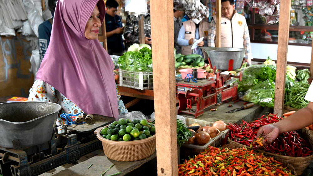 PEDAS: Pedagang melayani pembeli cabai di Pasar Banyuwangi, Senin (9/2).
