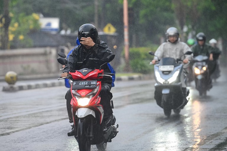 BERKENDARA : Kebiasaan berkendara agar motor tetap enteng dan irit BBM.