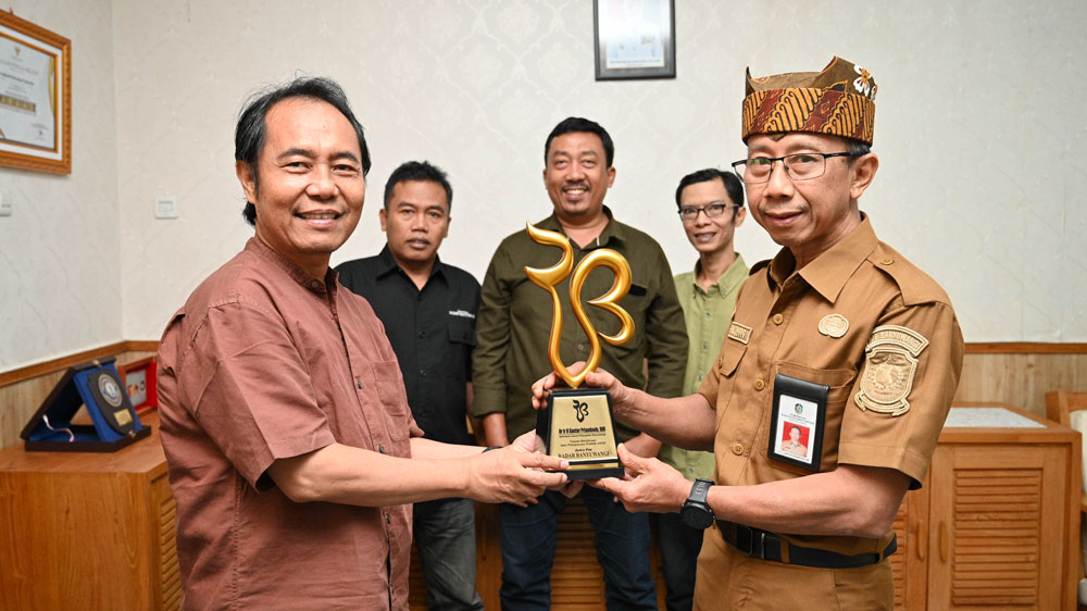 Direktur JP-RaBa Samsudin Adlawi menyerahkan piala SoJ Award 2026 kepada Sekkab Guntur Priambodo di kantor Pemkab Banyuwangi, Senin (9/2).
