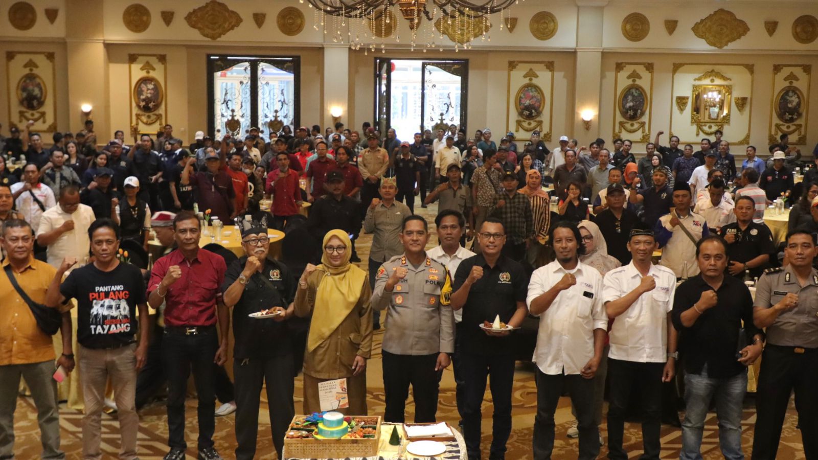 Wakapolresta AKBP Teguh Priyo Wasono, Sekretaris Dinas Kominfo dan Persandian Banyuwangi Rahmawati Setyoardini, dan Ketua Asosiasi Wartawan berfoto bersama insan pers di Hotel Aston, Senin (9/2).