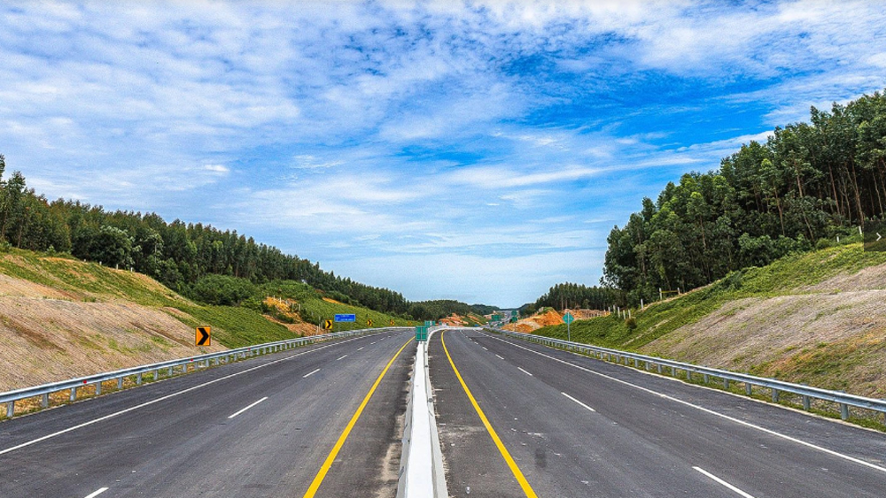 Profil Jalan Tol Pekanbaru–Dumai, tol pertama di Riau dan terpanjang garapan HKI, dilengkapi underpass gajah dan teknologi konstruksi modern.