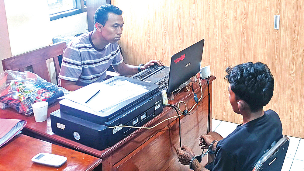Terduga pelaku pencurian uang senilai Rp 50 juta di salah satu toko Desa Karangbendo, Rogojampi diamankan di mapolsek setempat, Senin (9/2).