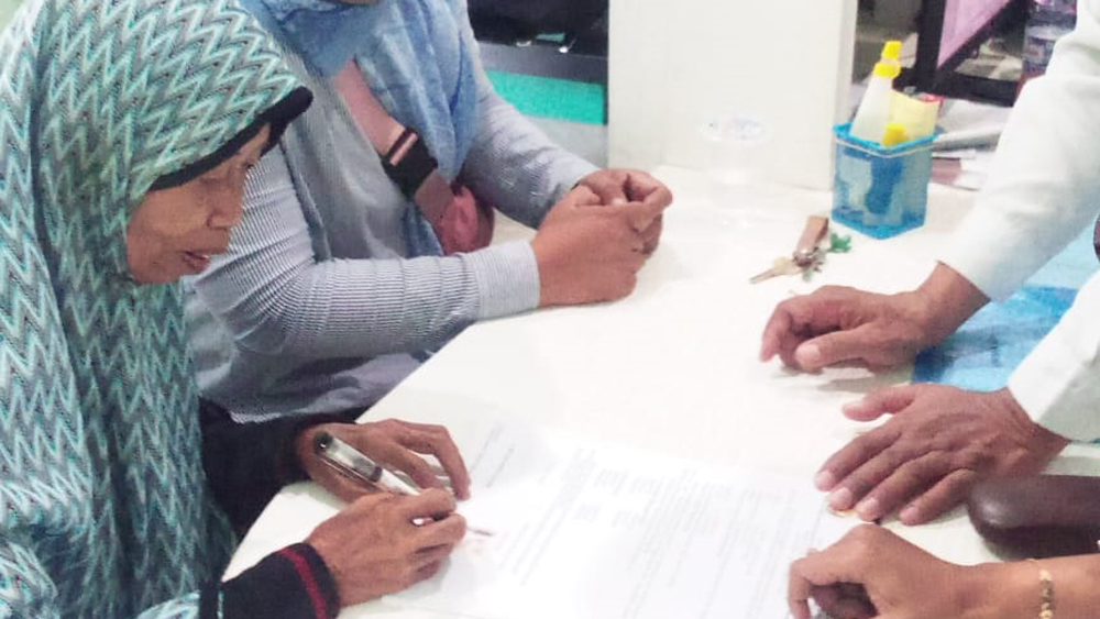 IMPIAN TERWUJUD: Sumayah diantar Santi  mengurusi keperluan haji di KUA Songgon, Senin (9/1).