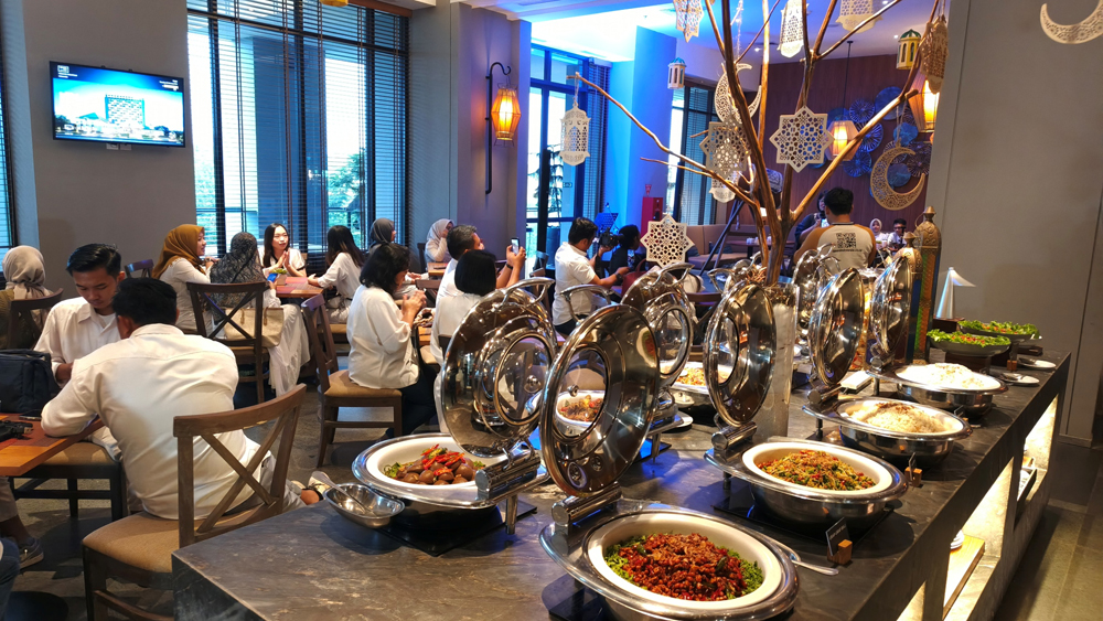 MOMEN SPESIAL: Tamu menikmati ragam kuliner Nusantara pada peluncuran event Sajadah Vol 3 di Kokoon Hotel Banyuwangi, Kamis (5/2).