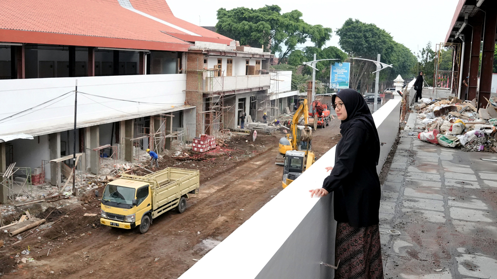 Bupati Banyuwangi Ipuk Fiestiandani saat mengecek progres revitalisasi Pasar Banyuwangi beberapa waktu lalu.