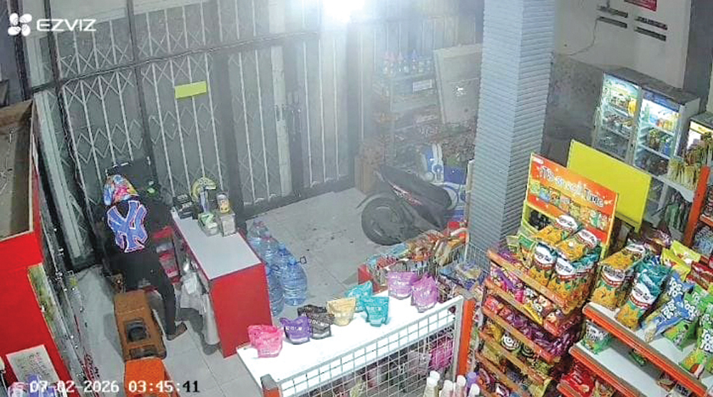 TUTUPI WAJAH: Aksi pria yang diduga kuat AF saat membobol toko dan mencuri uang tunai senilai Rp 50 juta pada Sabtu (7/2) terekam kamera pengawas.