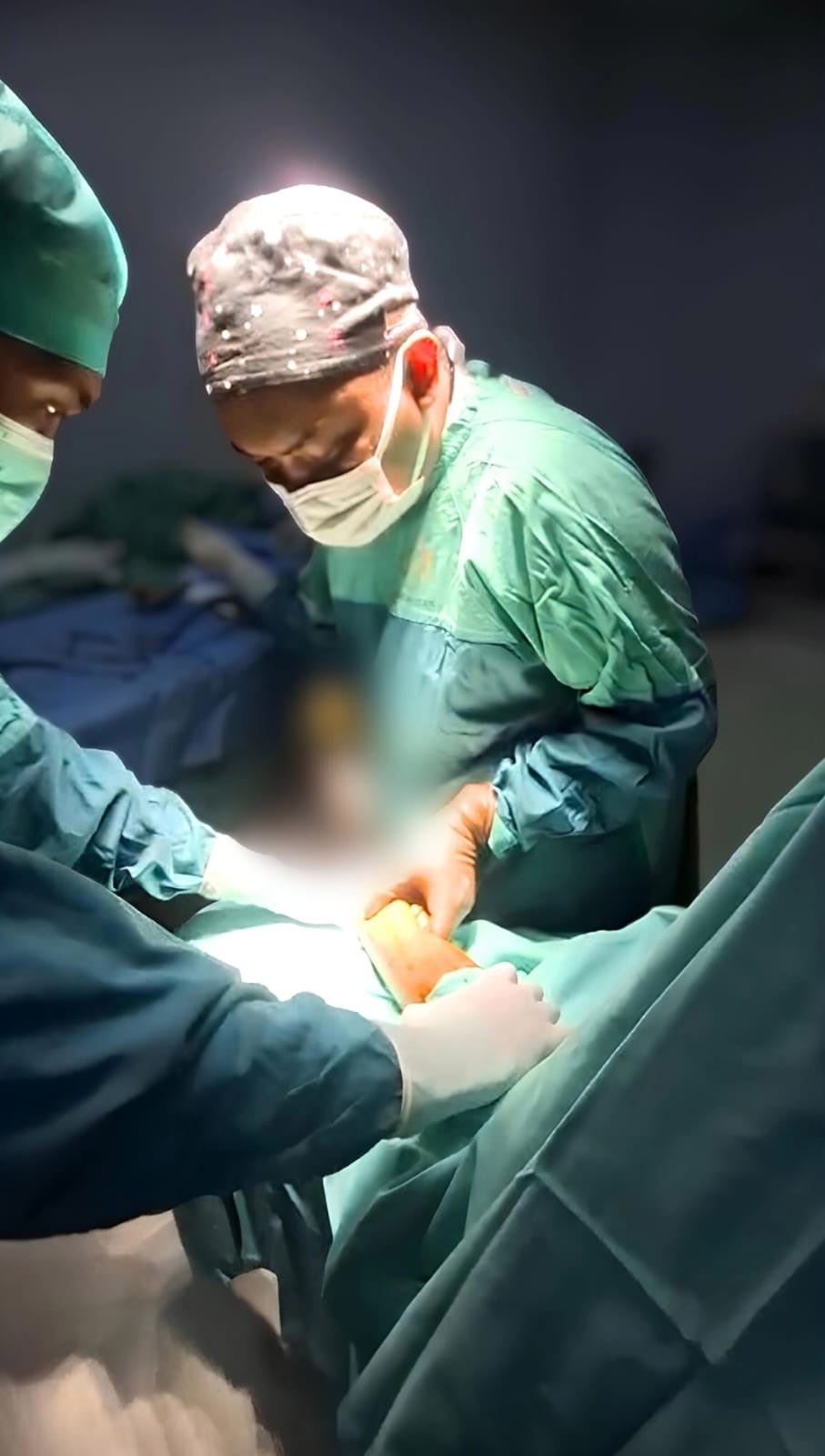 Operasi patah tulang pergelangan tangan dengan kondisi pasien sadar di RSUD Blambangan berlangsung sukses.
