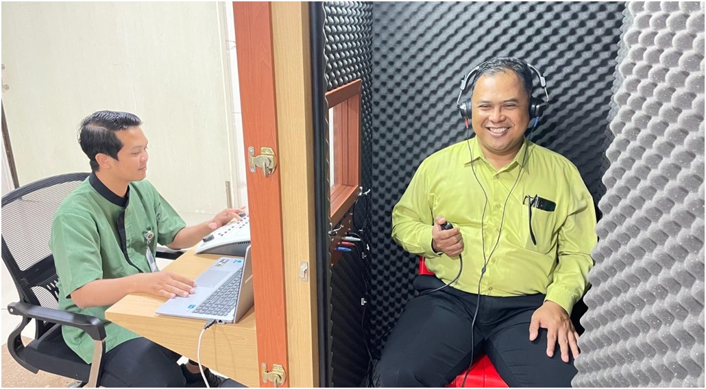 ALAT BANTU DENGAR: Melalui pemeriksaan audiometri, dokter  RSI Fatimah dapat mengetahui derajat gangguan pendengaran pasien.