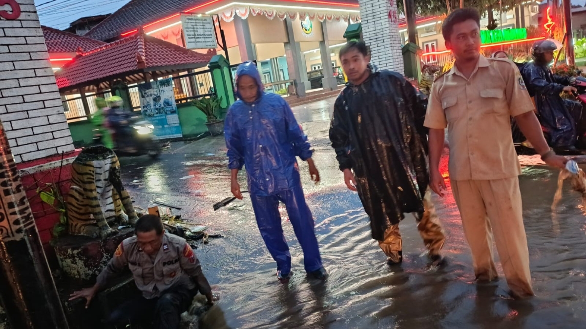 Hujan deras sebabkan genangan di Jalan Raya Jember wilayah Glenmore.