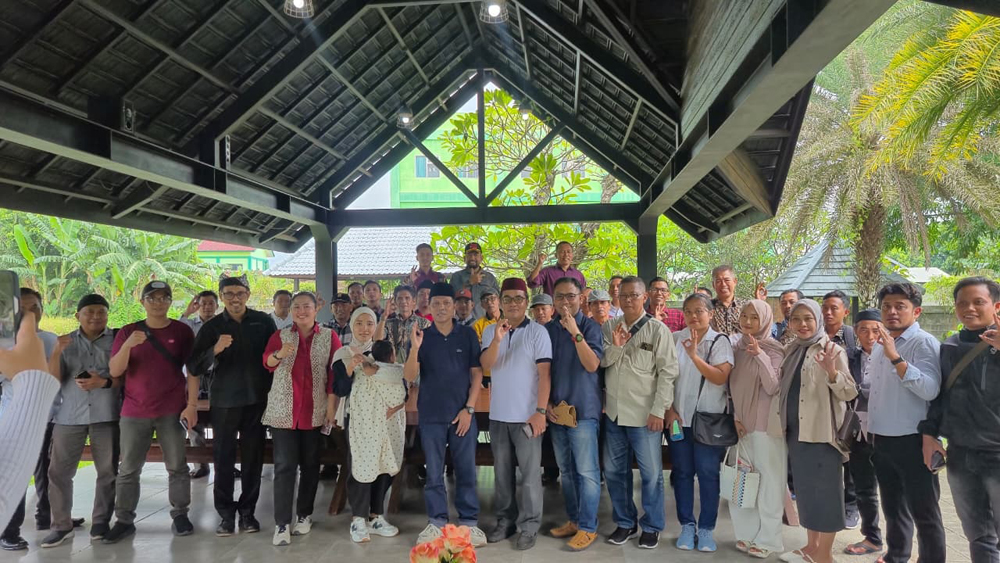 Puluhan perwakilan Koperasi Desa dan Kelurahan Merah Putih se-Kabupaten Banyuwangi mendeklarasikan terbentuknya AKDKMP di Hedon Caf&eacute; & Resto, Kelurahan Giri, Senin (9/2).