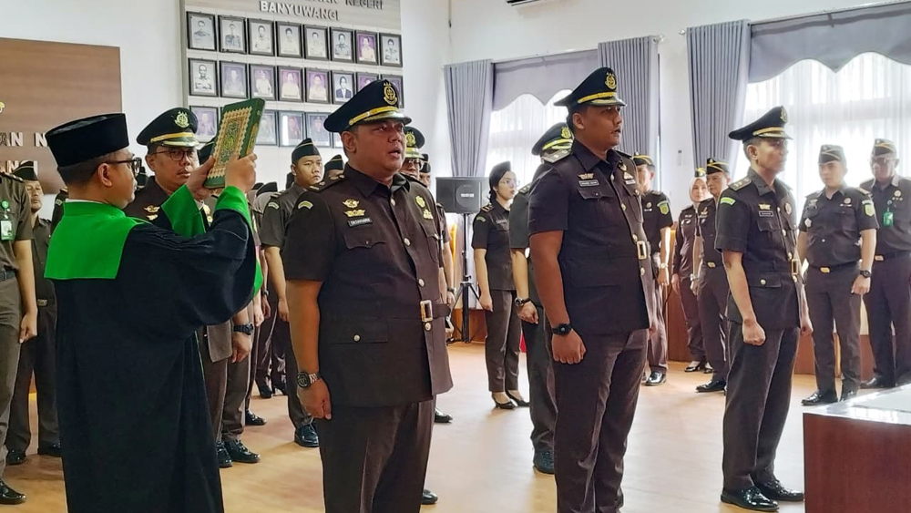 Pejabat baru di lingkungan Kejaksaan Negeri Banyuwangi diambil sumpahnya dalam serah terima jabatan di Aula Kejari Banyuwangi, Selasa (10/2).