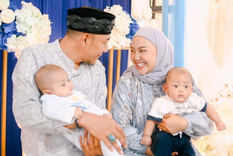HARMONIS : Mendiang Mpok Alpa bersama suami dan anak kembarnya semasa hidup.