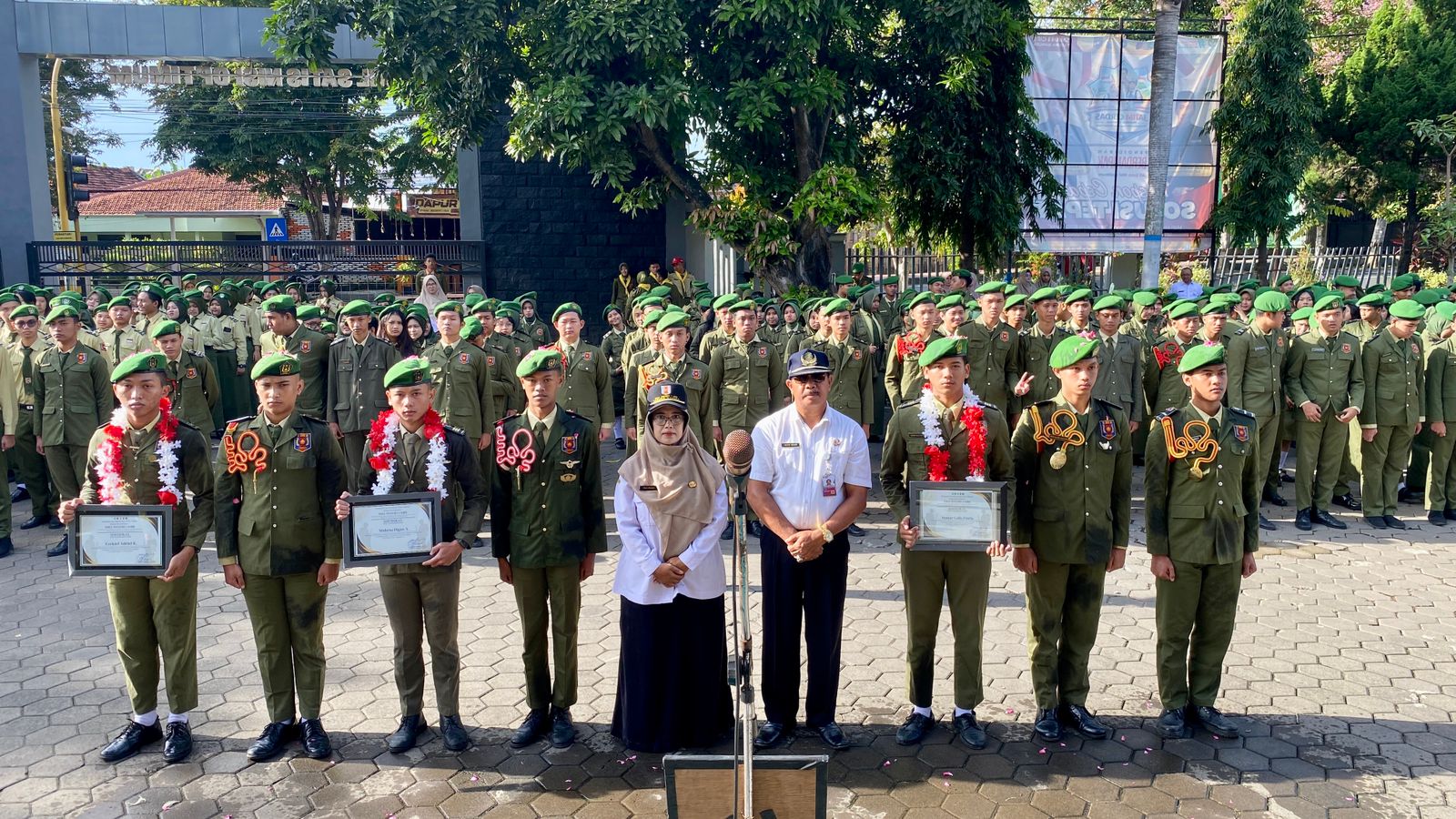 KONDISI TEGAP : Komandan organisasi resimen baru dan lama berfoto beserta Kepala Smagi Taruna Bangsa I Ketut Renen (Tengah) didepan seluruh siswa sebagai peserta upacara pada Rabu (11/2)