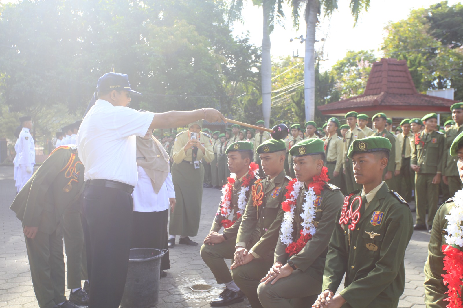 SIMBOLIS : Kepala Smagi Taruna Bangsa I Ketut Renen melakukakn prosesi siraman air bunga sebagai tanda resminya pejabat organisasi resimen yang baru