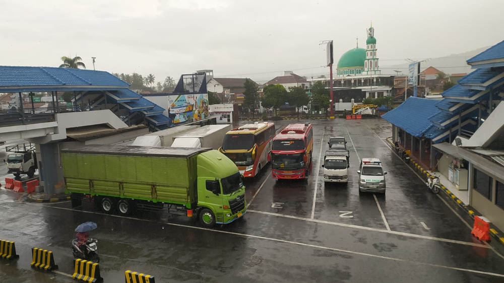 Kendaraan parkir di Pelabuhan ASDP Ketapang menunggu cuaca kembali normal, Rabu (11/2).