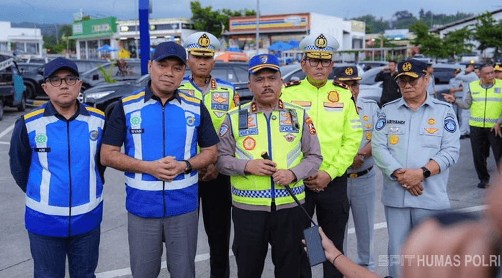 Kakorlantas Polri Irjen Agus meninjau tol dan jalur arteri jelang Operasi Ketupat 2026 guna memastikan pengamanan mudik Lebaran aman dan lancar.