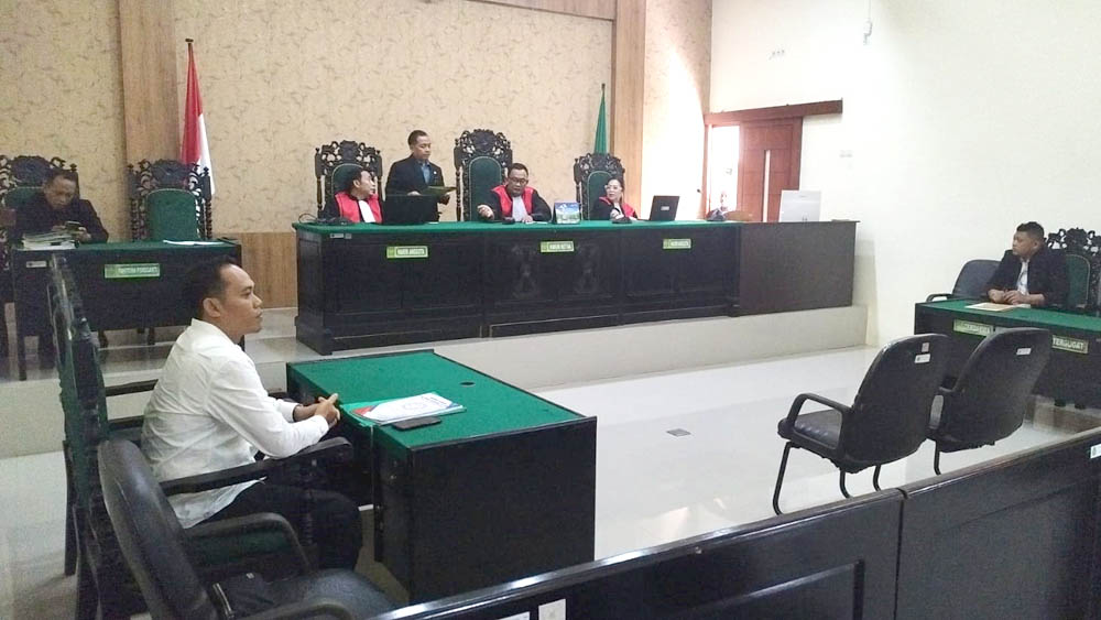 Gugatan perdata Ressa Rizky ke Denada bergulir di PN Banyuwangi. Sidang pembacaan memori gugatan ditunda dua pekan.