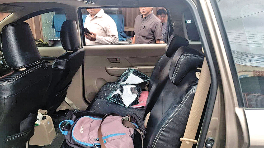 Polisi memeriksa mobil Suzuki Ertiga milik Nurhadi, warga Desa Karangdoro, Kecamatan Tegalsari yang menjadi sasaran pelaku pembobolan, Rabu (11/2).