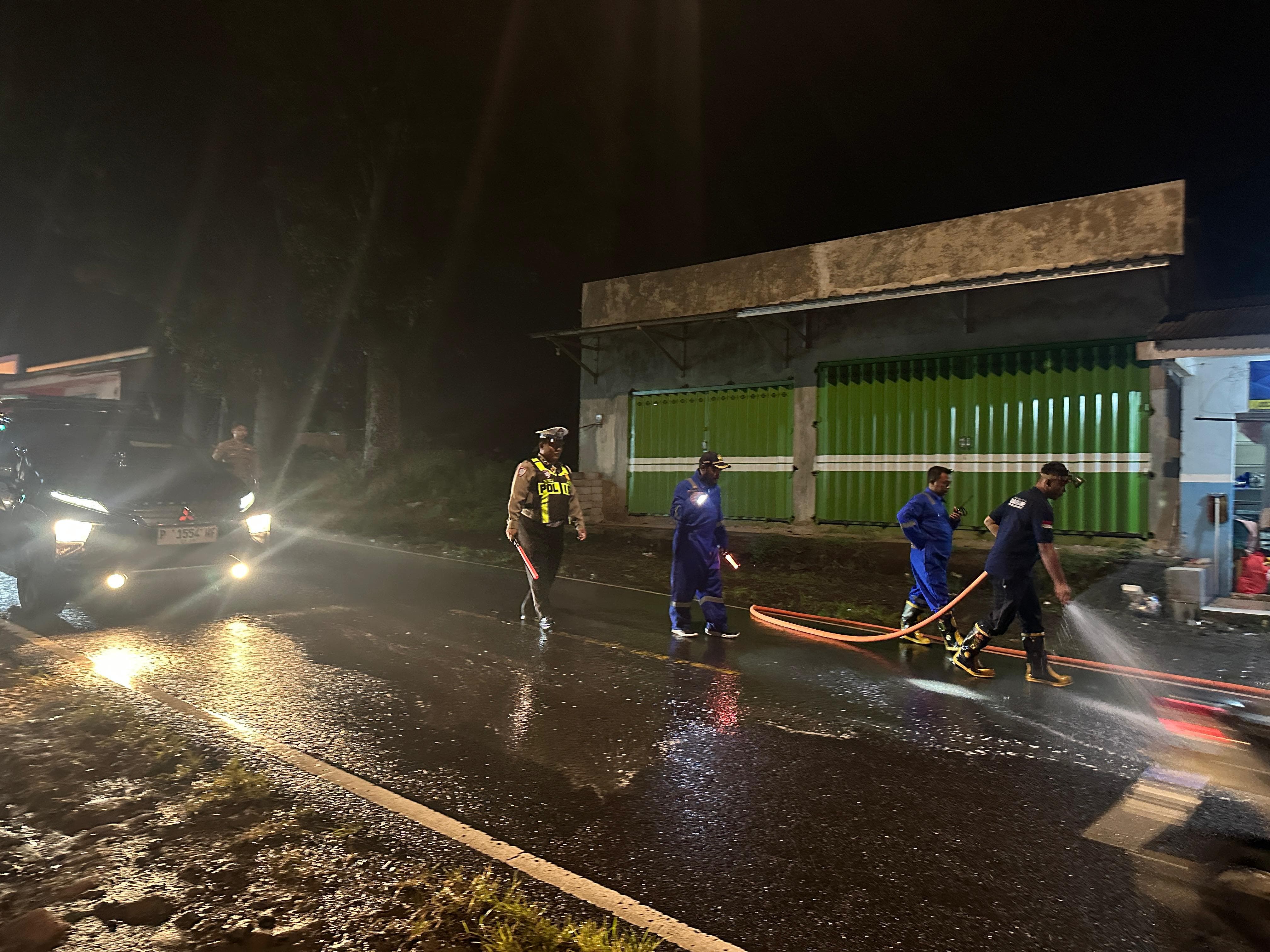 Polsek Kalibaru tangani tumpahan solar di Jalur Jember&ndash;Banyuwangi.