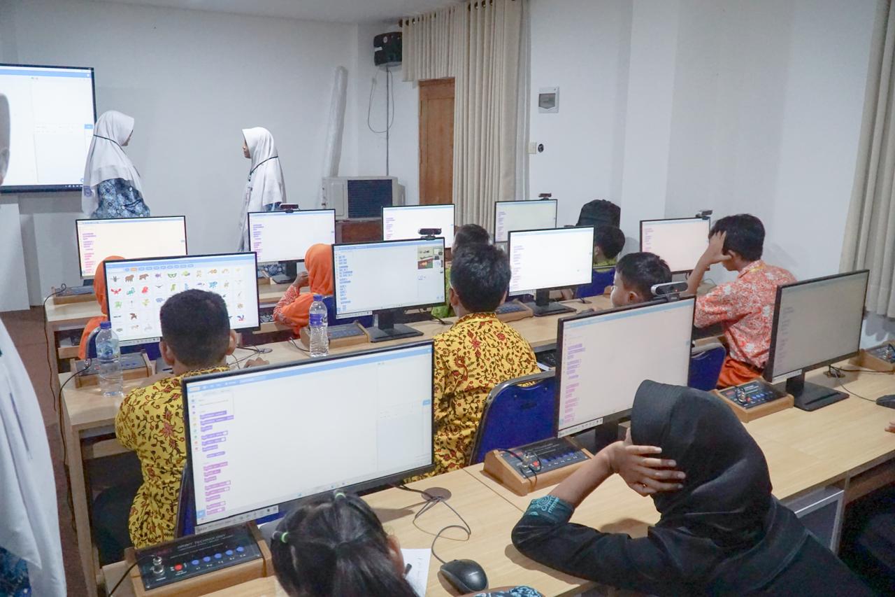 Pelatihan coding dan AI.