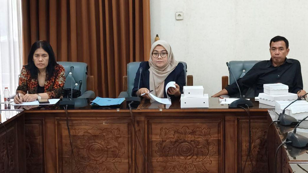 RAPAT KERJA: Ketua Komisi II Emy Wahyuni Dwi Lestari (tengah) memimpin raker bersama Dispertan dan Dinas PU Pengairan di kantor dewan, Kamis (12/2).