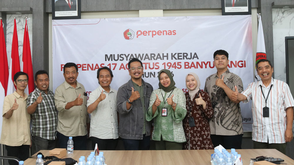 Tim Perpenas dan JP-RaBa usai pertemuan di Kantor II Perpenas di kompleks SMK Sritanjung, Jalan Brawijaya Banyuwangi, Kamis (12/2).