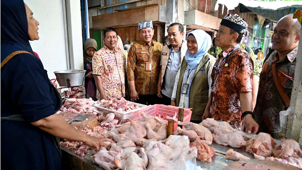 Tim Satgas Pangan mengecek harga kebutuhan pokok di Pasar Banyuwangi, Kamis (12/2).