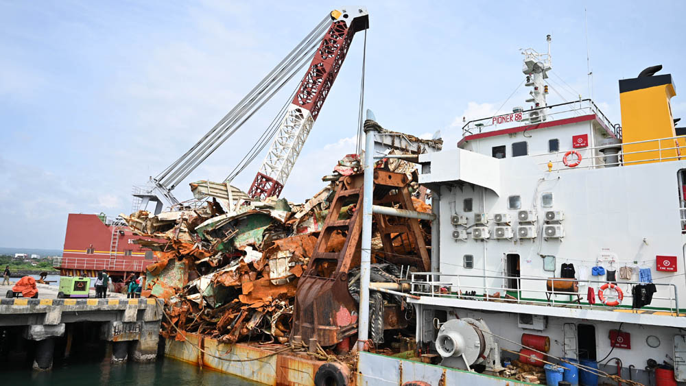 Kapal crane pengangkut bangkai KMP Tunu Pratama Jaya yang sudah terpotong-potong tiba di Pantai Marina Boom, Kamis (12/2).