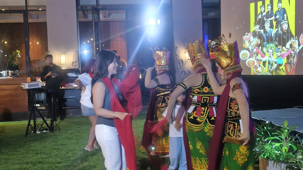 Tamu ikut menari gandrung dalam gelaran Kokoon Kuliner Nusantara Volume 3 yang digelar di Hotel Kokoon Banyuwangi pada 29 September 2025 lalu.